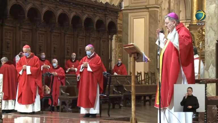 El nuncio reza por el Papa y su misión al timón de la Iglesia