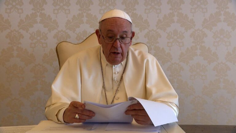 El Papa insiste en la dignidad del trabajo: “No se puede vivir de subsidios”