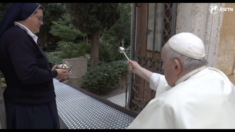 El Papa Francisco reza en el cementerio del Vaticano por los fieles difuntos